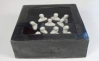 Pod hladinou (porcelán, voda) / Under Water (porcelain, water) /12 x 25 x 25 cm, 2004 photo
