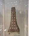Babylonská věž ve vitrině (papírová hmota, porcelán) / Babylon Tower in a vitrine (Papier- maché, porcelain) / 70 cm, 2001 photo